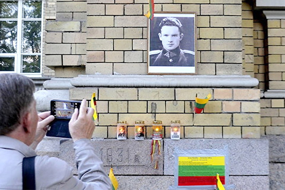 Литовская полиция не будет расследовать незаконную установку памятной таблички Норейке. Фото: с сайта baltnews.lt