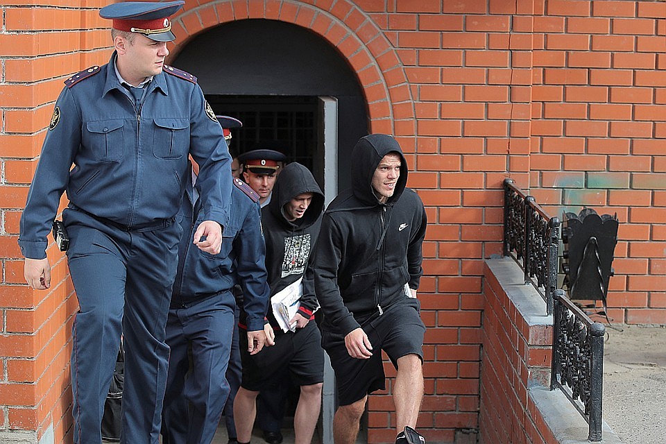 Александра Кокорина и Павла Мамаева ходят пригласить в Госдуму на заседание