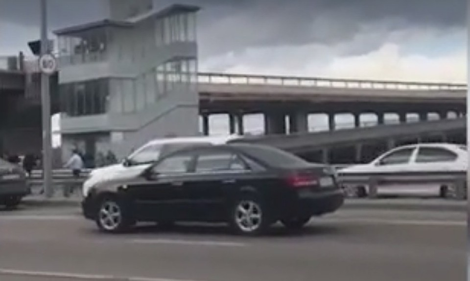Движение по мосту закрыли