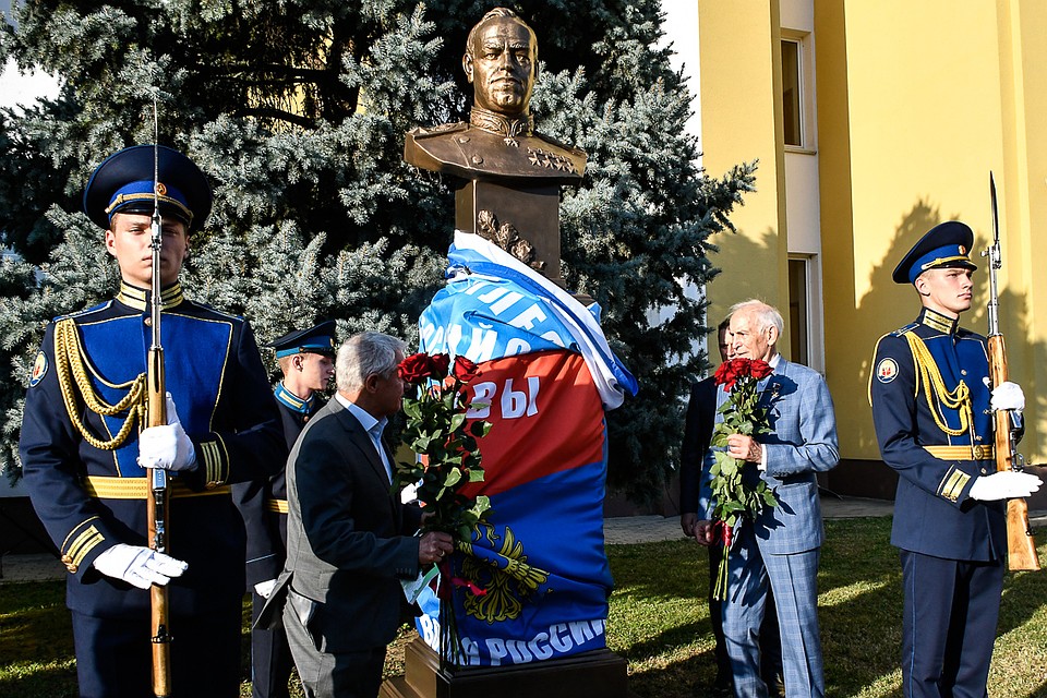В Краснодаре Василий Лановой открыл бюсты полководцев