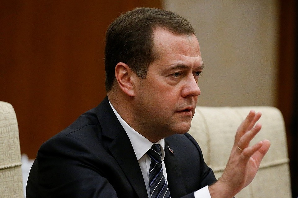 Медведев сообщил, что при подготовке бюджета на трехлетний период правительство учитывает нестабильность на мировых рынках