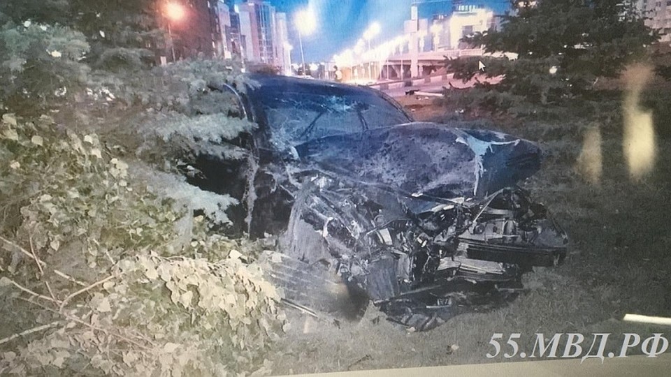 Омич угнал и разбил недавно купленную другом машину, въехав на ней в столб