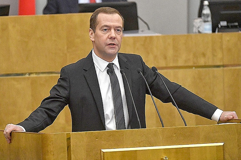 Медведев сообщил о повышении МРОТ в следующем году