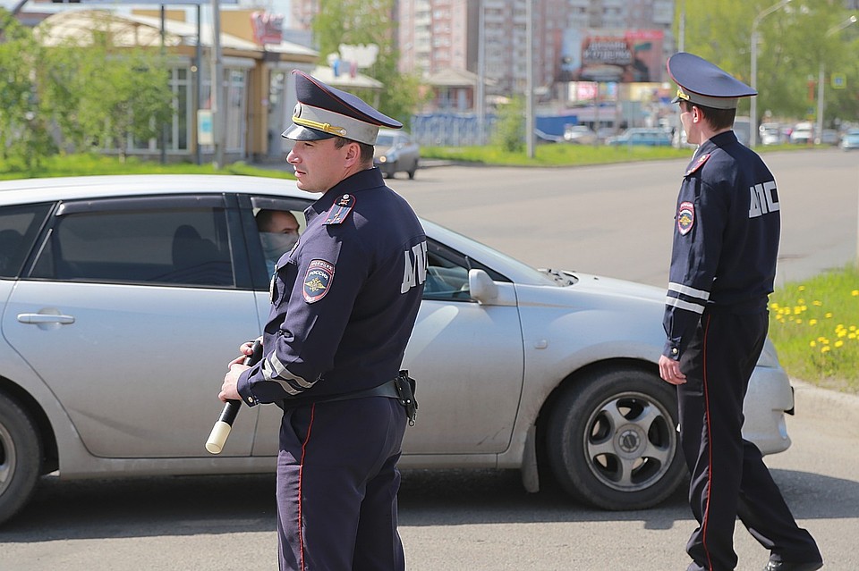 В Красноярске на остановке впервые сделали антискользящую разметку