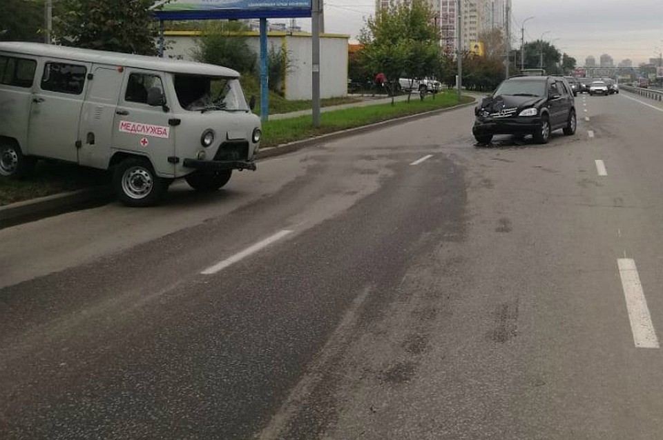В Хабаровске больничный УАЗ вылетел на обочину, пострадал водитель