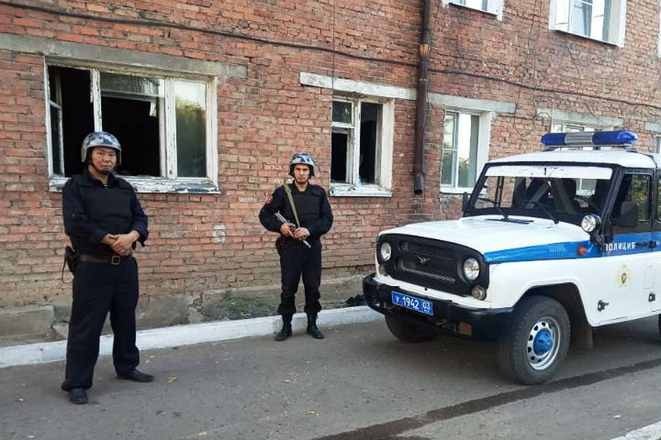 Виктор Кобылкин и Эдуард Халудоров бросились в задымленную квартиру спасать человека . Фото: страница Росгвардии Республики Бурятия в соцсетях.