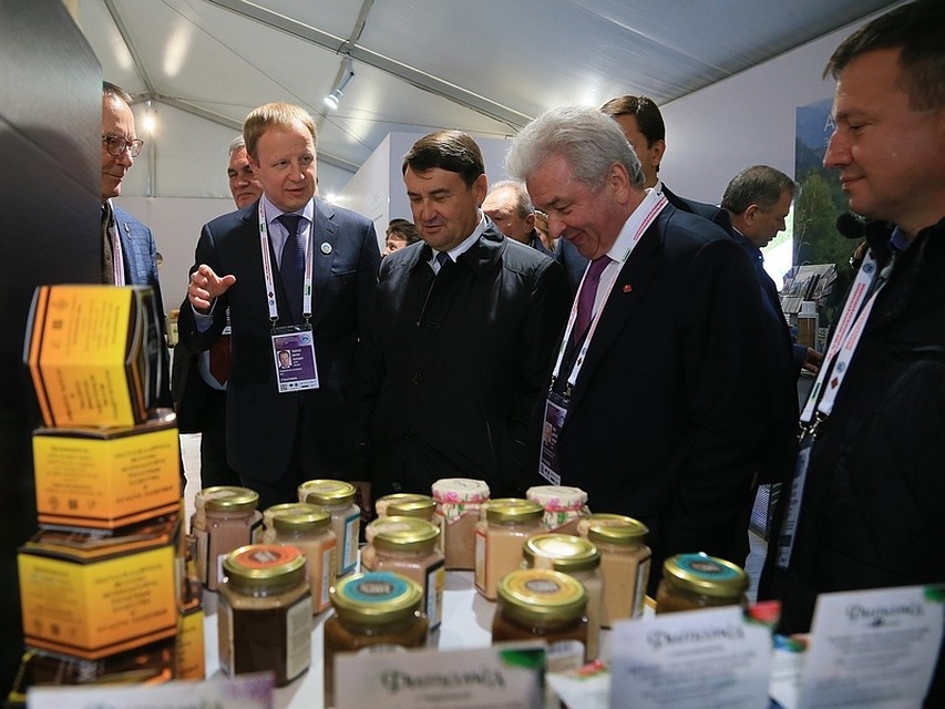 Стенд барнаульской делегации, презентовавший бренд «Алтайские продукты +100 к здоровью!», стал одним из самых посещаемых на форуме. Фото предоставлено пресс-службой администрации Алтайского края.