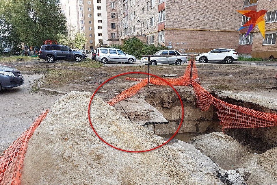 Чтобы козырек из асфальта рухнул, достаточно неосторожного шага ребенка.