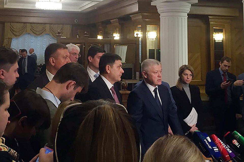 Поработав час за закрытыми дверями, депутаты поделились свежими данными и намерениями с прессой