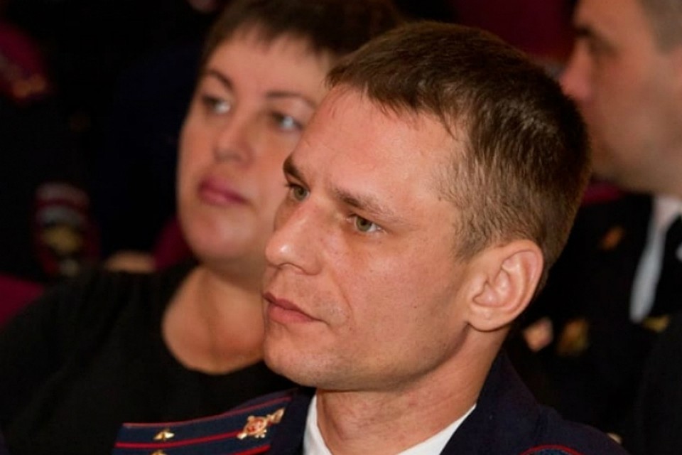 Полицейский подошел к неизвестному и резким движением схватил его за руку, в которой был пистолет