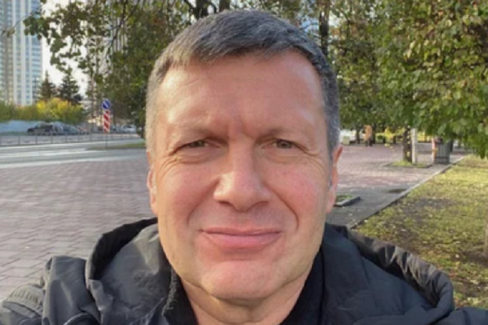 Владимир Соловьев выполнил обещание и прогулялся по скверу. Фото: telegram-канал телеведущего