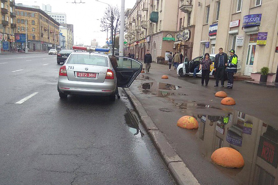Такси в Минске занесло на тротуар, пострадала девушка-пешеход. Фото: ГАИ.