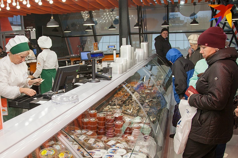 В общей статистике розничной торговли продажа пищевых продуктов, напитков и табачных изделий составила почти 53%