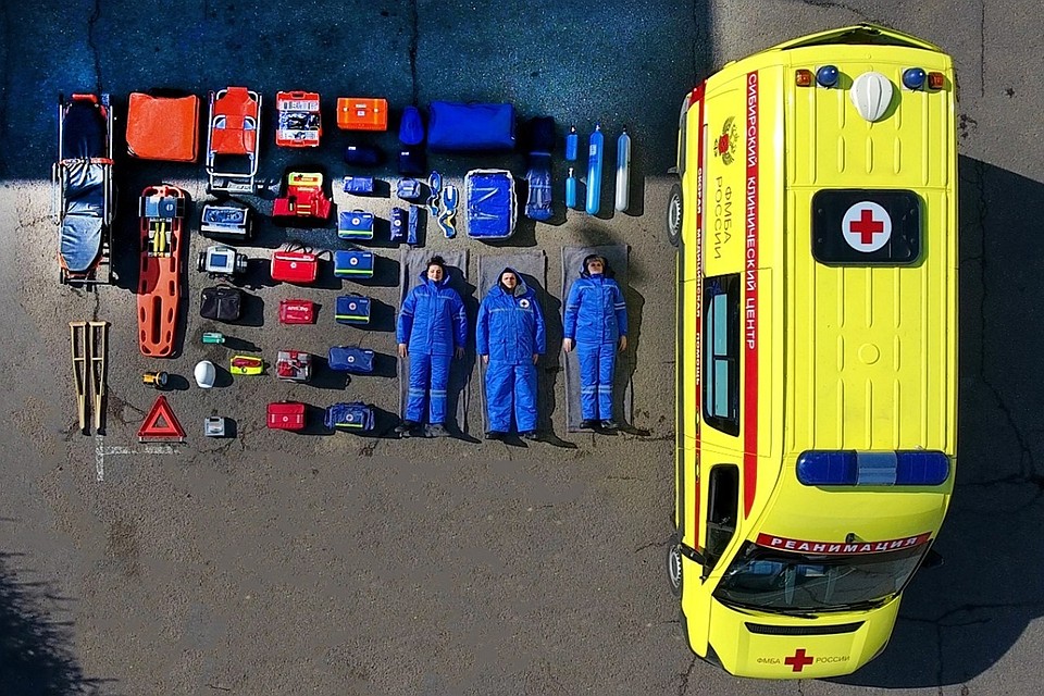 Полчаса на асфальте ради кадра: медики из Красноярского края присоединились к популярному мировому флешмобу Tetris Challenge. Фото: пресс-служба КБ № 42 Зеленогорска