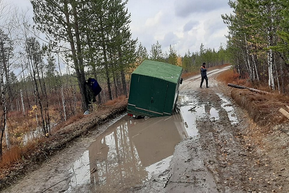 Ямальские спасатели эвакуировали машину рыбака, которая увязла в грязи Фото: yamalspas.yanao.ru