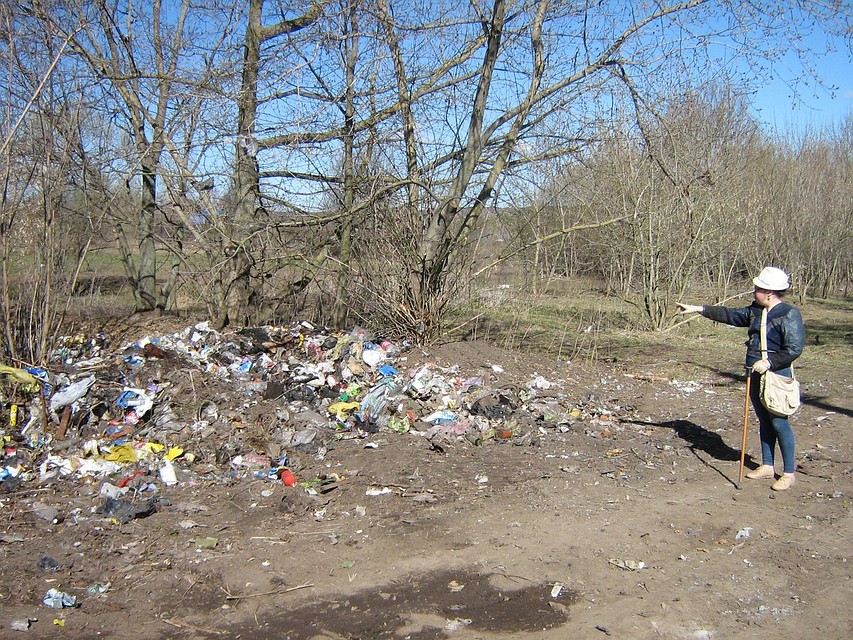 Из-за того, что в деревнях не всегда занимаются организацией этой работы, растут и множатся свалки - людям просто некуда деть мусор.