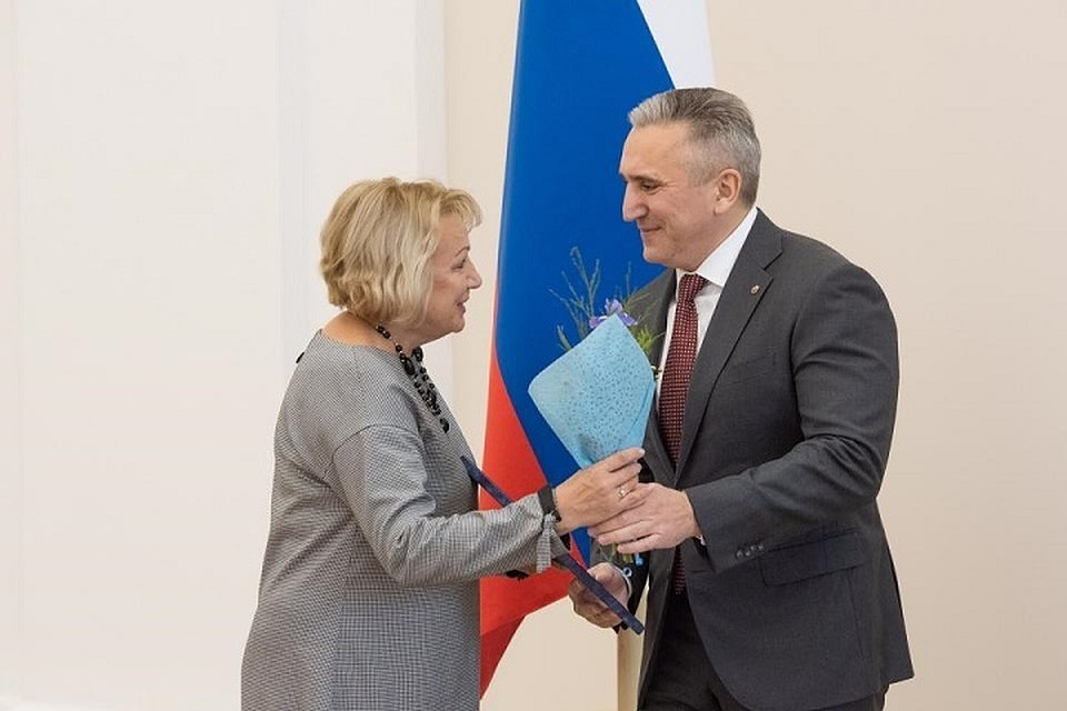 Губернатор Александр Моор вручил тюменским педагогам благодарственные письма