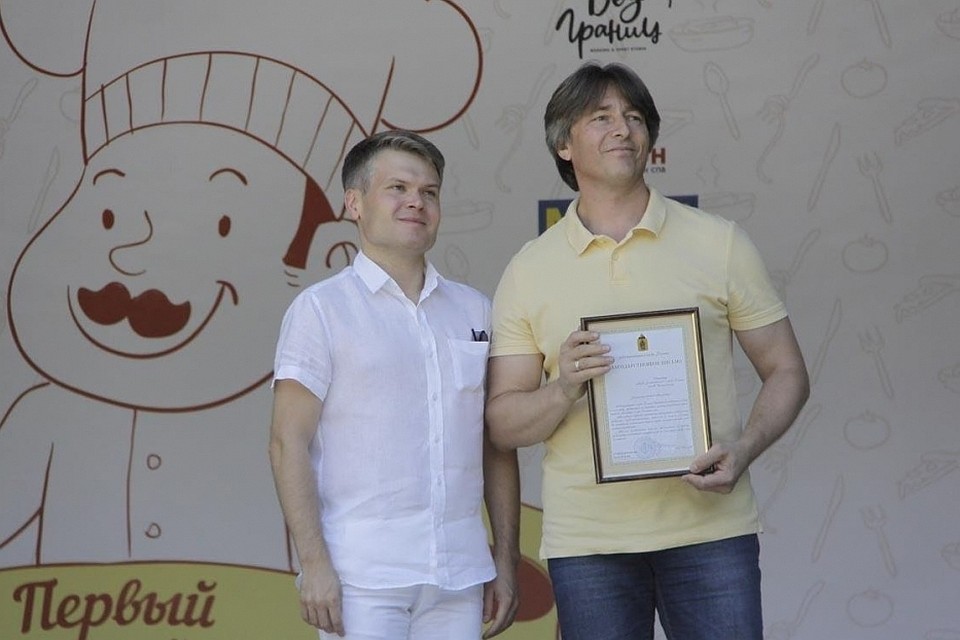 Андрей Стрижевский (справа) возглавлял МП "Хлебозавод №3" с 2016 года. Фото: администрация Рязани.