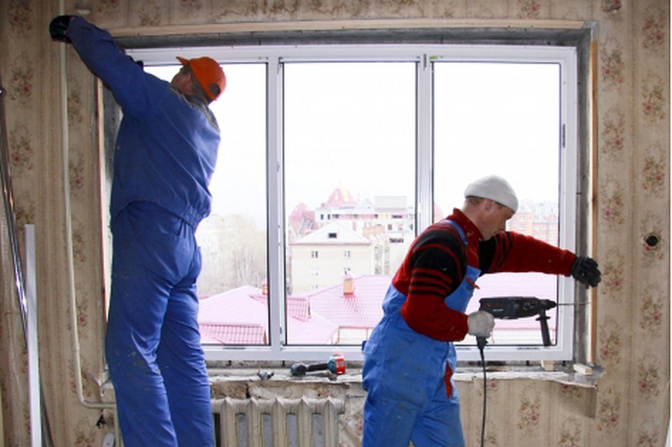Вместо деревянных окон поставят пластиковые, чтобы улучшить шумоизоляцию.
