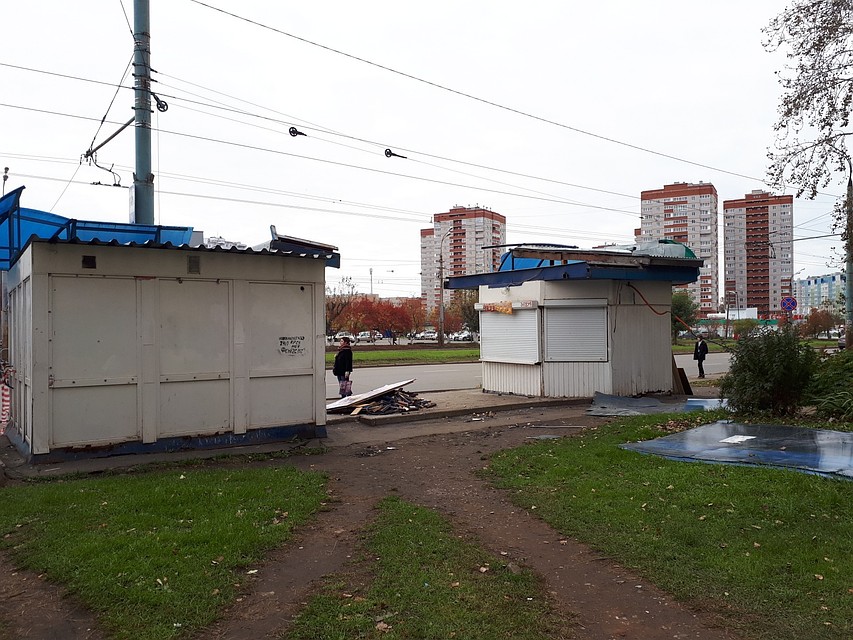 Сейчас на остановке негде присесть и спрятаться от дождя