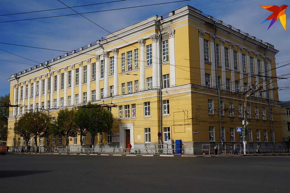 Здание института культуры обещали отремонтировать уже этим летом, но вместо этого из него выгоняют.