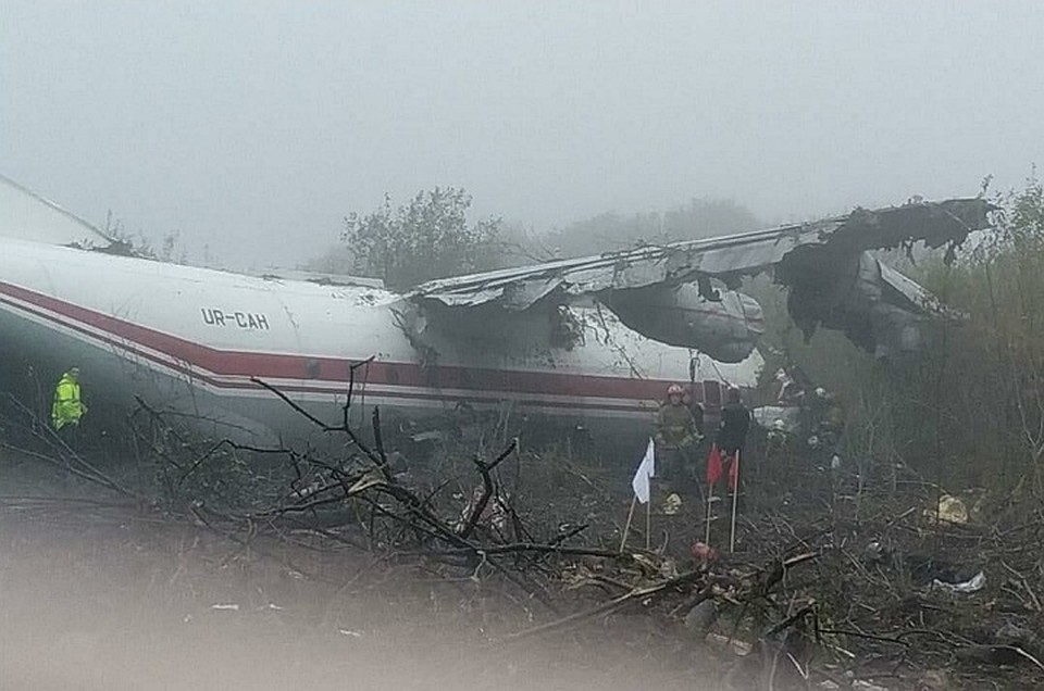 Ан-12 совершил аварийную посадку в полутора километрах от взлетно-посадочной полосы Львовского аэропорта. Фото: ГУ ДСНС Украины по Львовский области