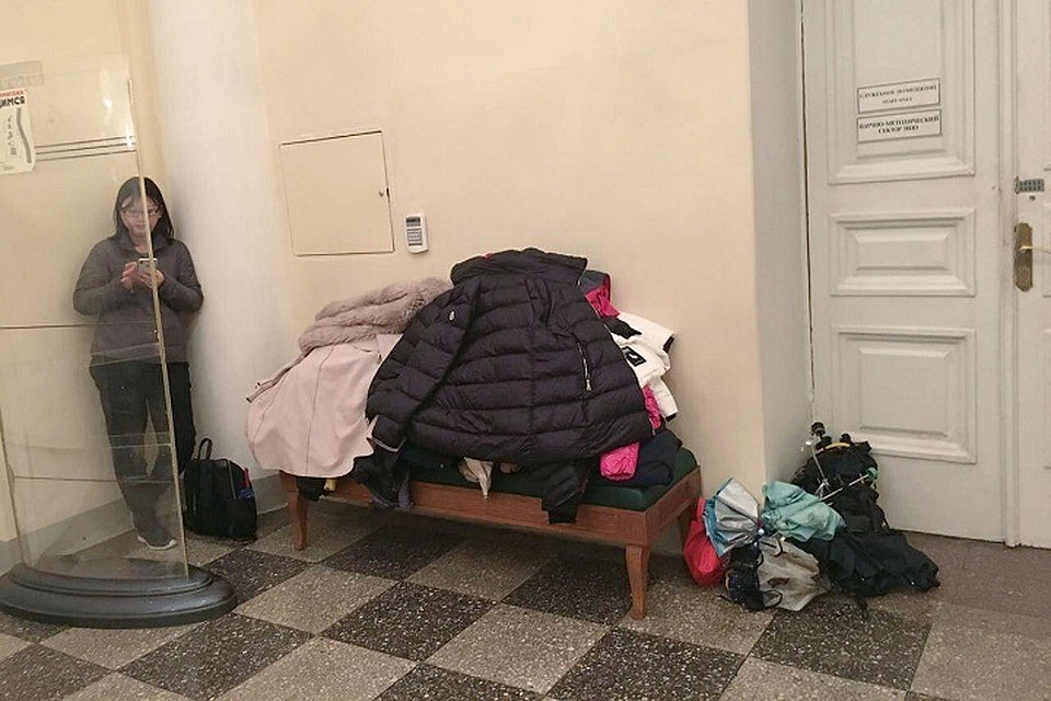 Китайские туристы, чтобы не стоять в очереди в гардероб, сложили вещи горкой и ушли гулять по музею. Фото: паблик "Типический петербуржец"