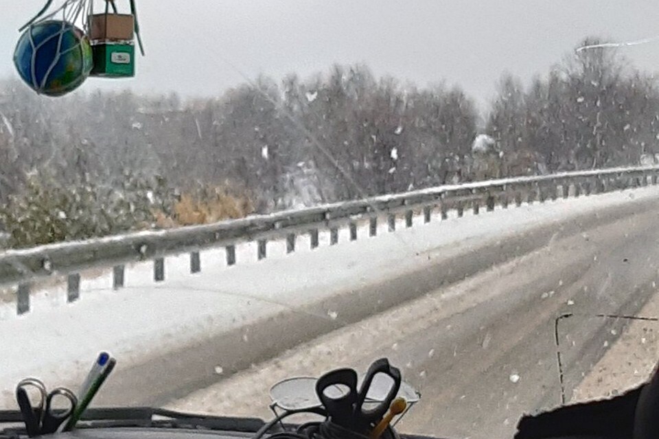 Снег максимально усложнил поездку по западному берегу залива. Фото: Мурманск ДТП ЧП