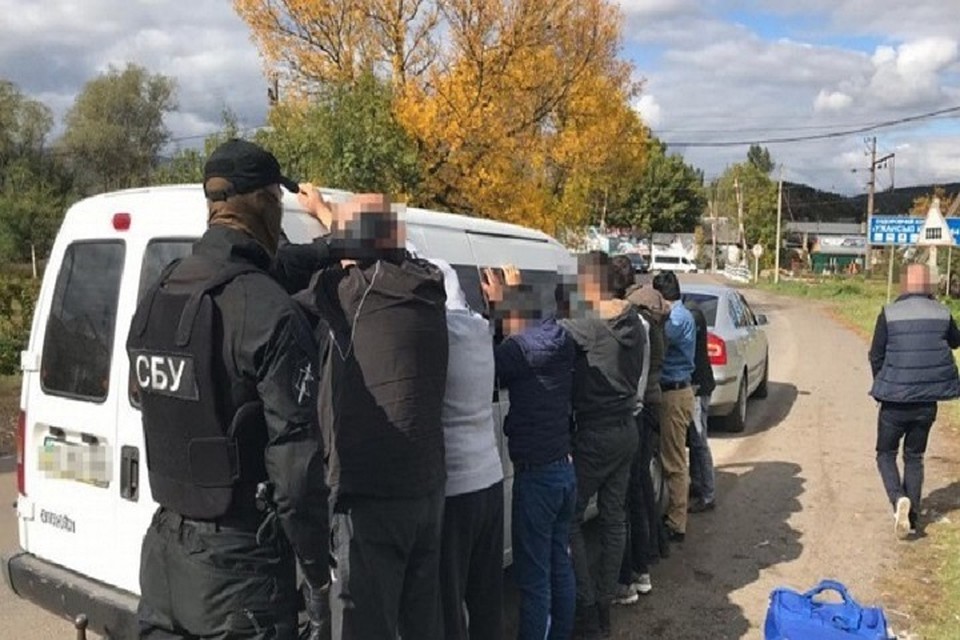 Членов преступной группировки задержали вместе с нелегальными мигрантами (Фото: segodnya.ua).