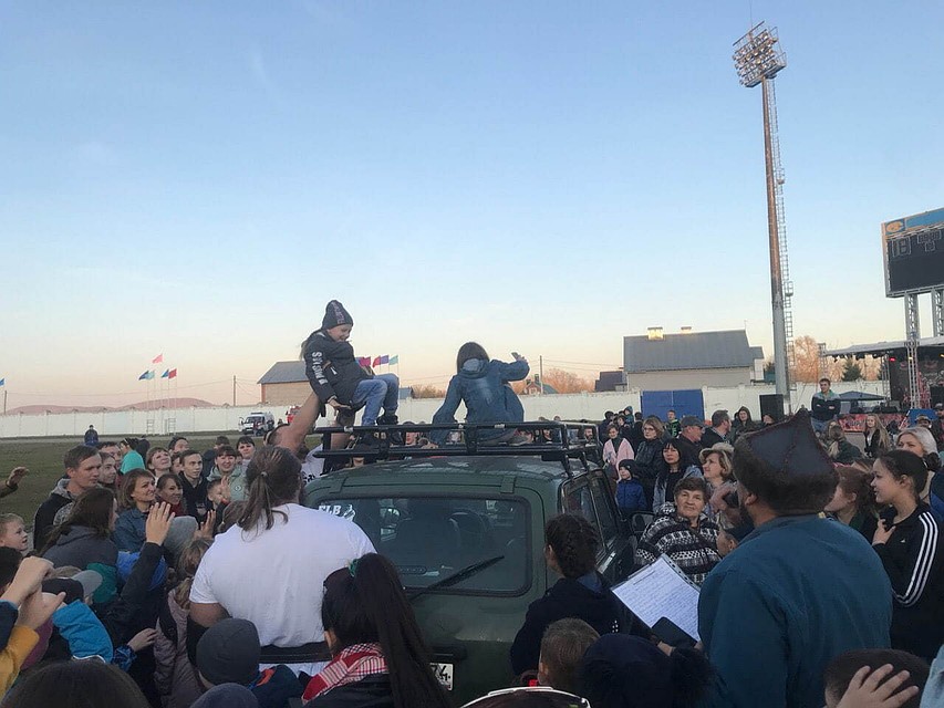Поучаствовать в трюке с силачами хотели все