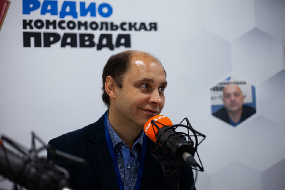 Денис Котов в открытой студии радио «Комсомольская правда в Петербурге»