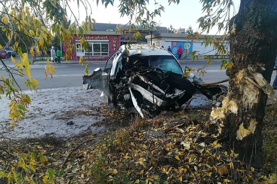 В Хабаровске труп водителя достали из машины, врезавшейся в дерево