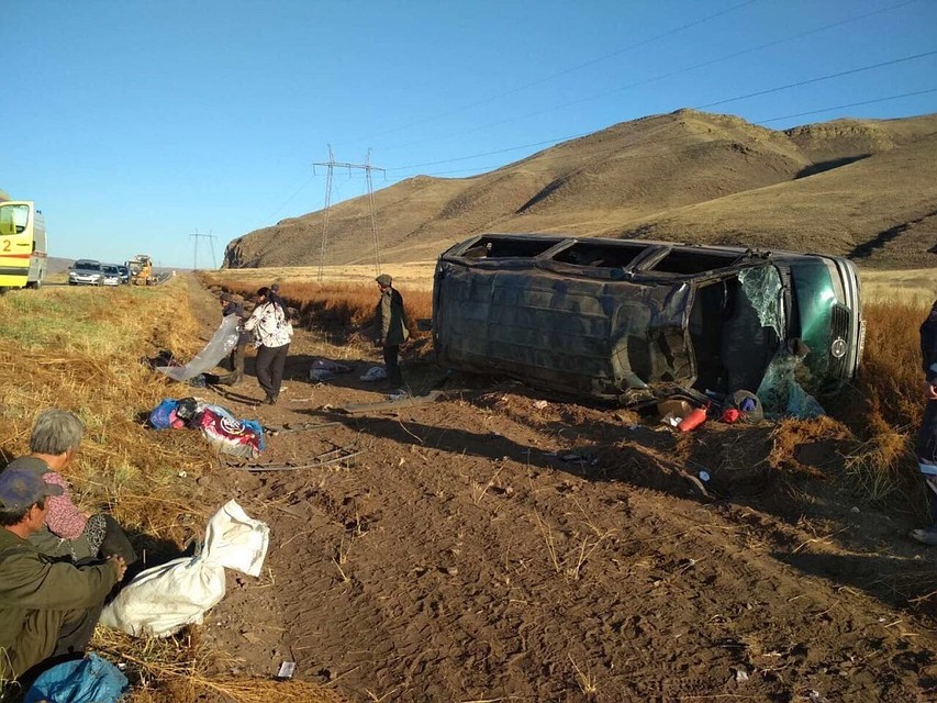 В ДТП с перевернувшимся автобусом в Туве пострадали 14 человек. Фото: пресс-служба ГИБДД по РТ.