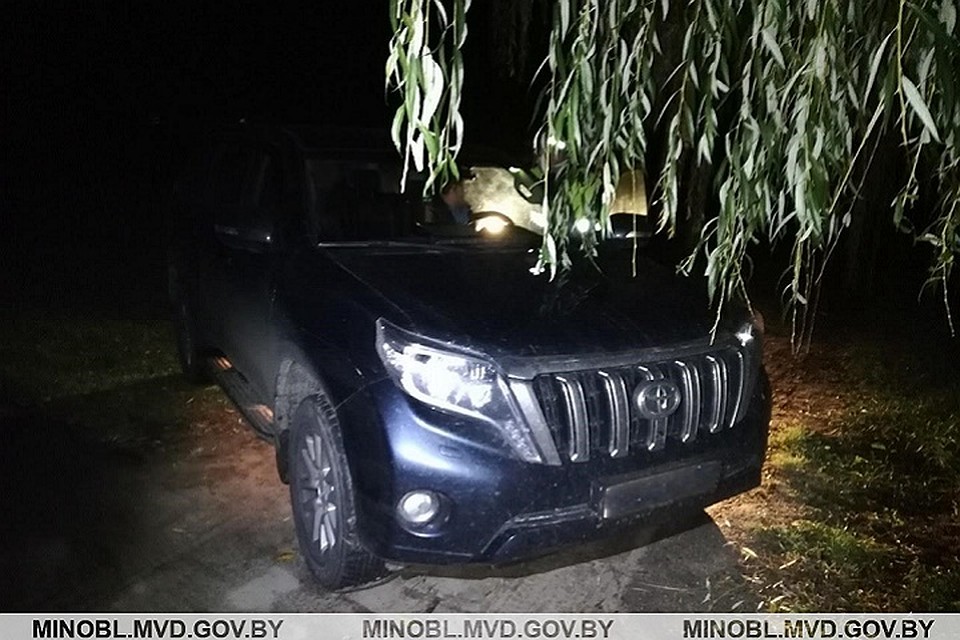 Пьяный россиянин на "Ленд Крузере" вел себя агрессивно и не сдавался до последнего. Фото: УВД Миноблисполкома.