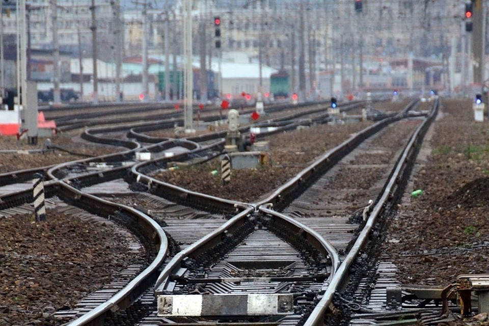 В Кемерове женщина получила рваную рану лица при переходе железной дороги