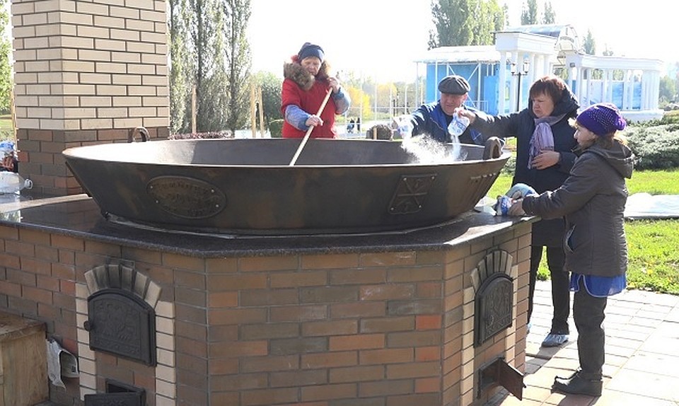 На Набережной к ярмарке уже готовят царь-сковороду