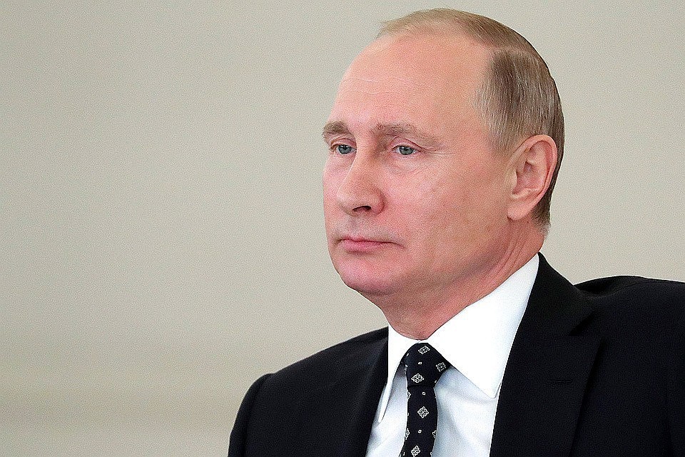 Путин призвал установить достойную оплату труда медработников