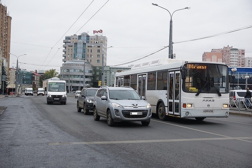 Водителям автобусов на дороге приходится быть особенно соторожными