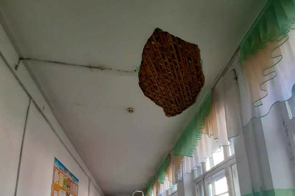 Во время уроков в школы Биробиджана осыпался поток