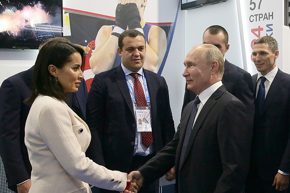 Генеральный продюсер "Матч ТВ" Тина Канделаки и президент РФ Владимир Путин во время осмотра выставки "Современный спорт. Фото: Владимир Смирнов/ТАСС