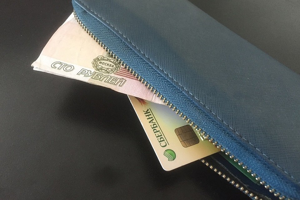 Женщина забирала деньги, поступавшие в виде электронных переводов.