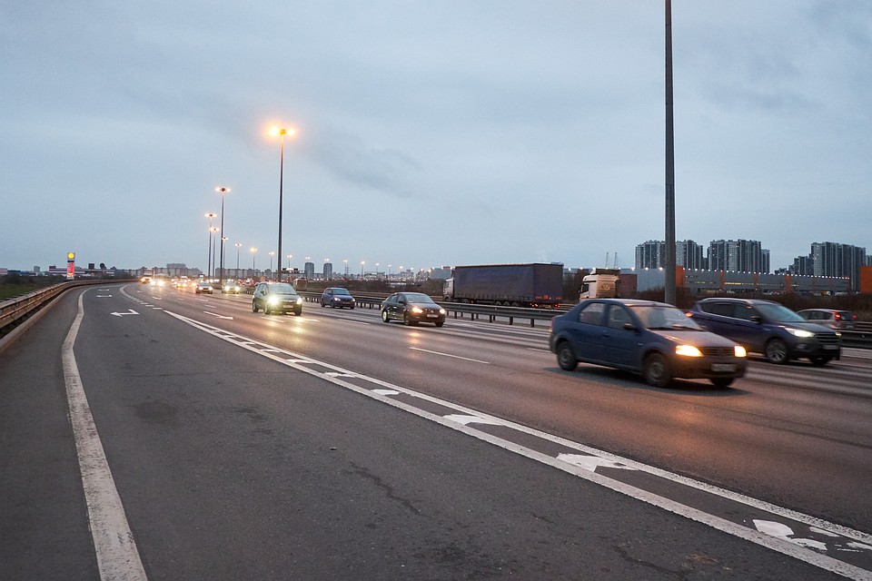 Автомобилисты Петербурга устроили игру в "города", стоя в пробке на КАД