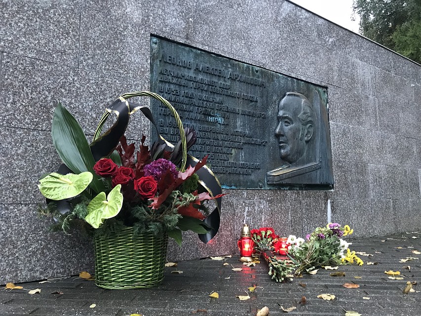 Цветы и лампадки у портрета Алексея Леонова.