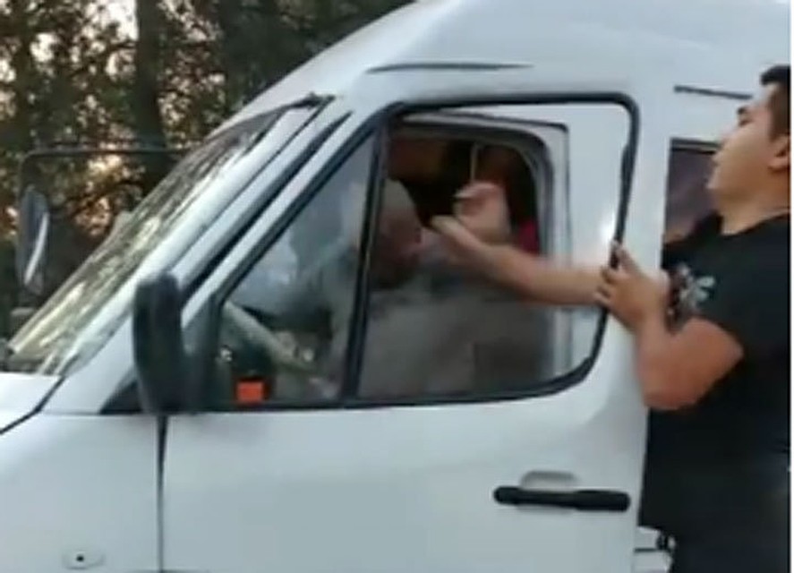 Момент избиения попал на видео.