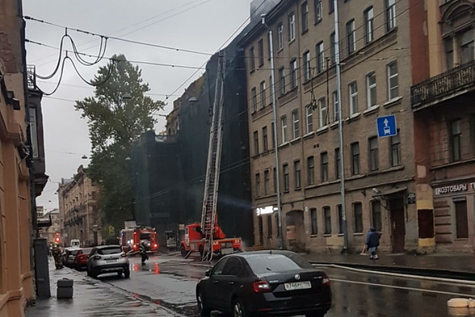 На Большой Пушкарской горит аварийный дом