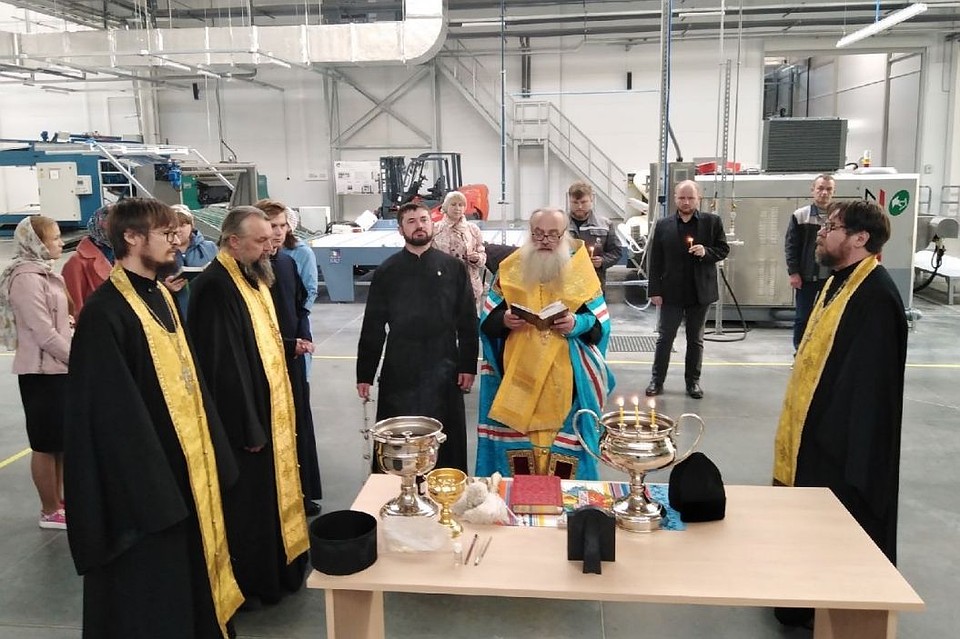 Алтайский митрополит Сергий служит на кожевенном заводе в Заринске. Фото: altai-eparhia.ru