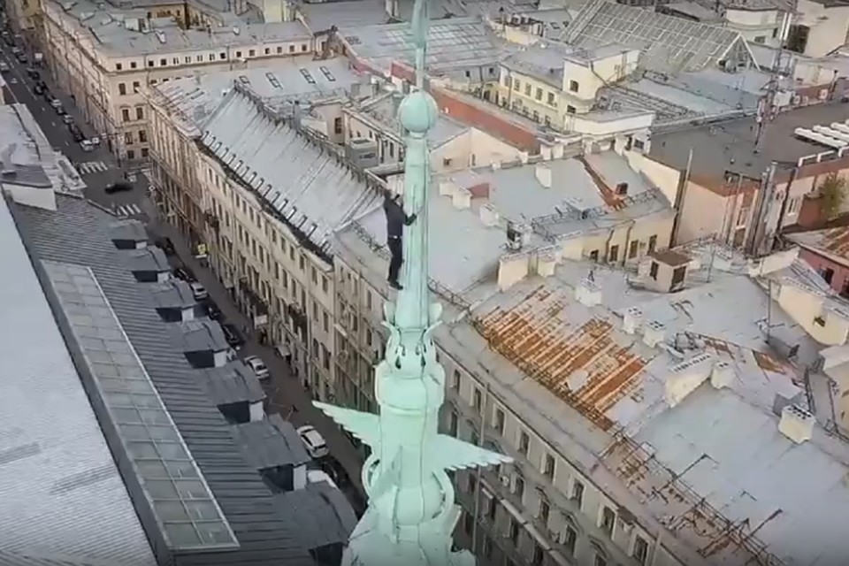 Экстремал забрался на шпиль здания на углу Гороховой и Мойки в Петербурге