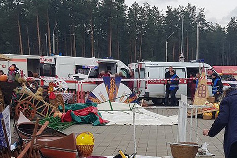 В Борисове ветер опрокинул палатку во время праздника, пятерым понадобилась помощь медиков. Фото: МЧС.