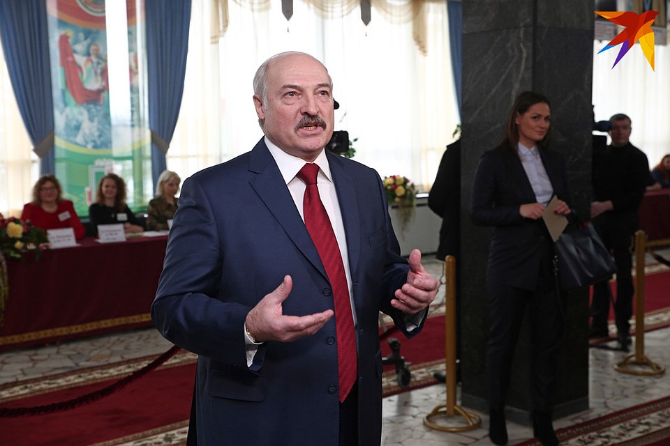 Александр Лукашенко поздравил белорусок с Днём матери: «Нет на свете человека ближе и дороже».
