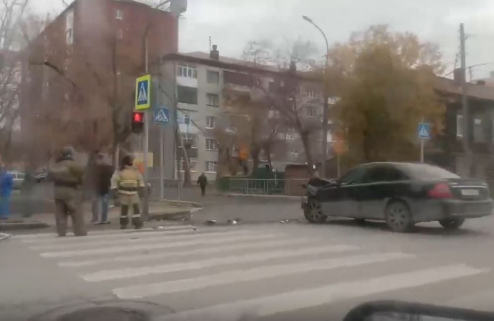 В тюменском ДТП пострадал пешеход. Фото - "ЧС Тюмень".